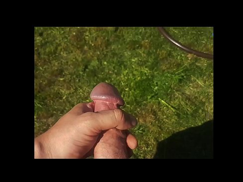 ❤️ Bidh hottie a 'faighinn a pussy pinc fucked agus cums le squirt ann an gàrradh samhraidh Pornagraf càileachd leinn