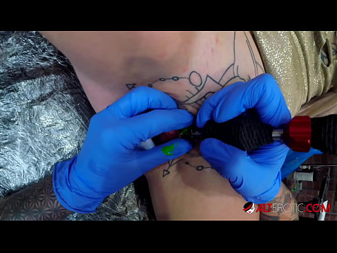 ❤️ Fìor tattooed hottie Sully Savage fhuair tattoo air a clitoris Pornagraf càileachd leinn
