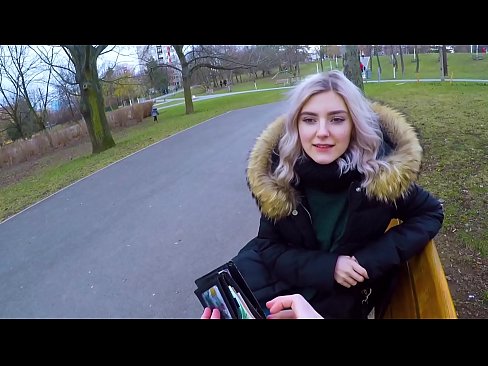 ❤️ Swallows hot cum coigreach airson airgead - blowjob anns a 'phàirc le Eva Elfie Pornagraf càileachd leinn